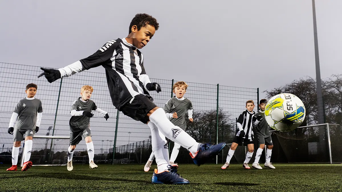 Barn som skyter med lettball i fotball