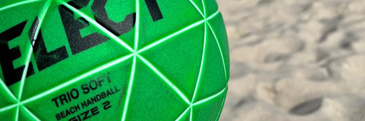 Beachhåndball spilles på sand med fart, teknikk og spektakulære mål.