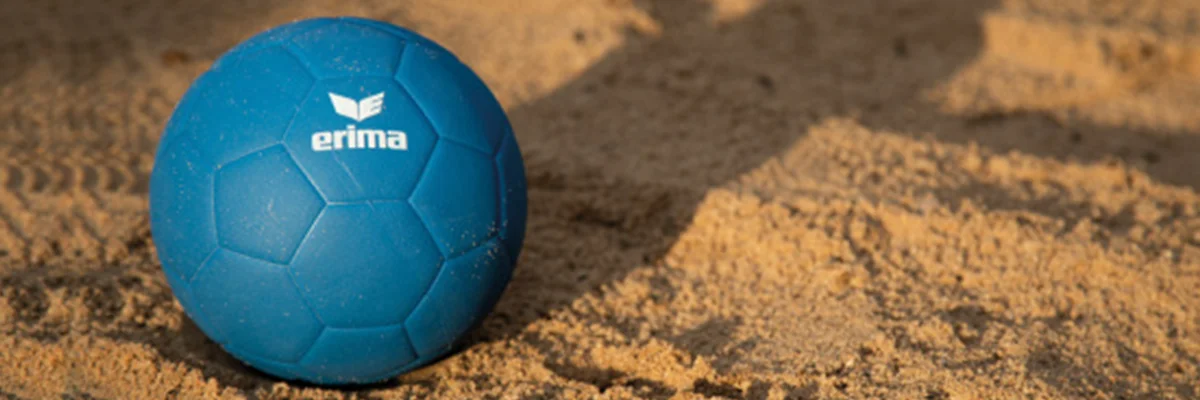 Beachhåndball spilles med spesialballer tilpasset sand – lettere og med bedre grep.