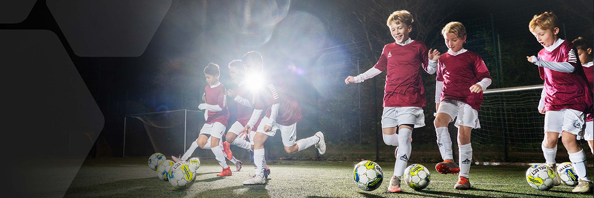 Barn spiller fotball med Select baller