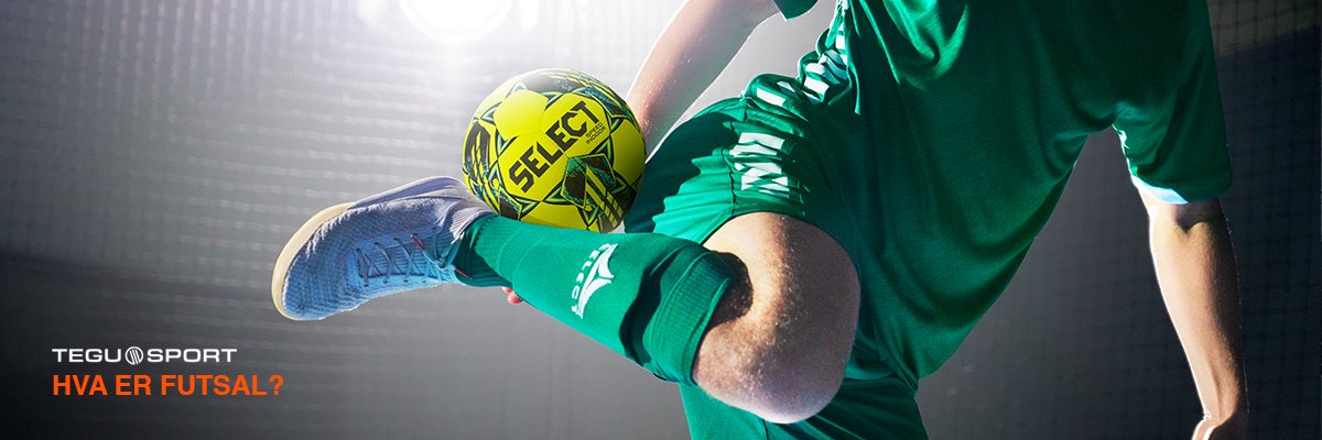 Futsalspiller med grønt draktsett som trikser med en gul Select futsalball i en innendørshall.