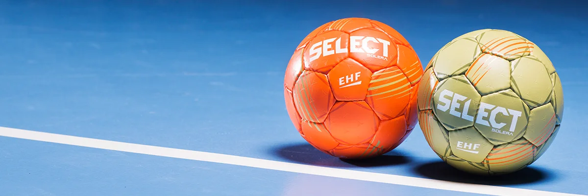 Select håndballer på blått underlag
