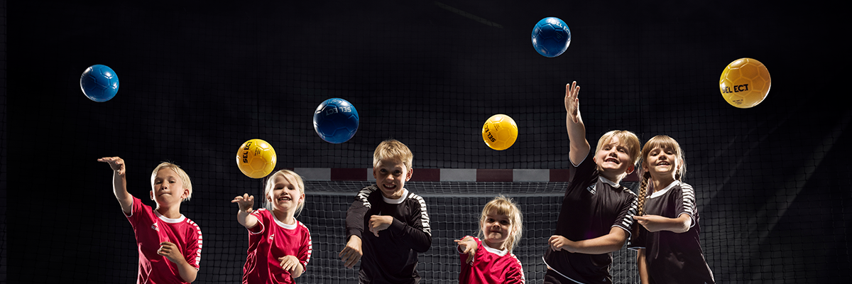 Barn i håndballtrening kaster baller – viser variasjonen i håndballer til ulike nivåer og aldre