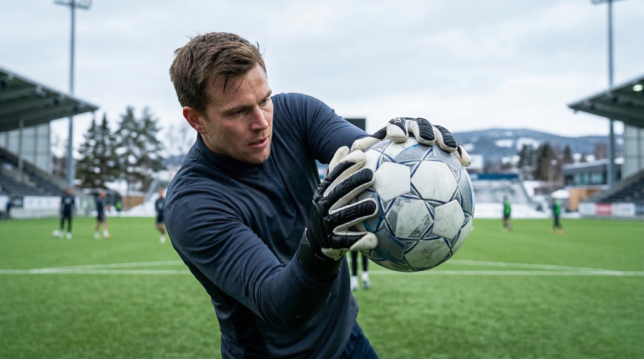 Keeper som griper fotball og viser struktur og grep