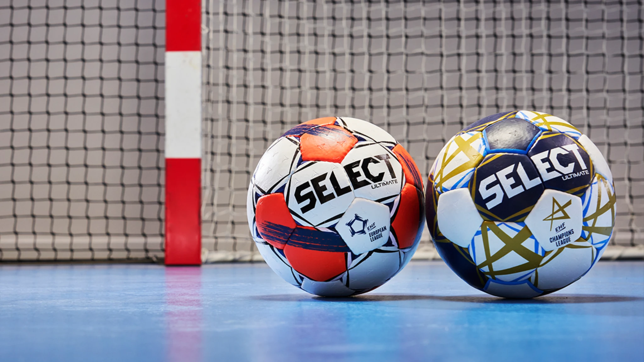 To Select Ultimate konkurransehåndballer på blått hallgulv foran mål