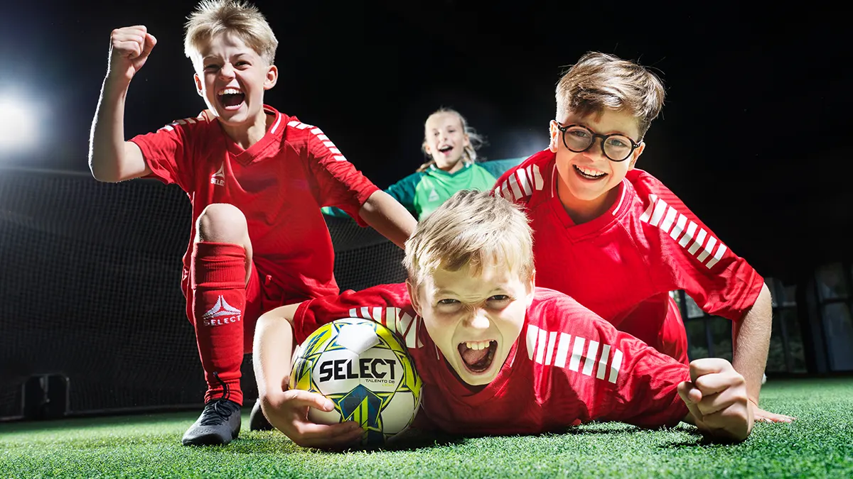 Barn som spiller fotball med lettball på trening