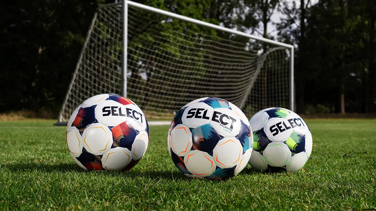 Lettball og vanlig størrelse 4 fotball ved siden av hverandre