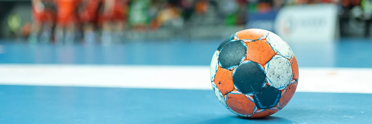 Slitt håndball på banen – typisk tegn på at ballen bør byttes ut