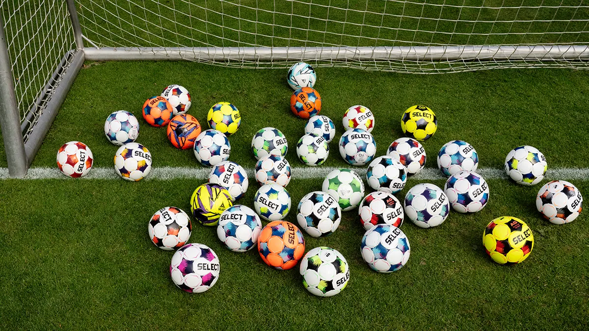 Treningsballer i ballnett på fotballtrening