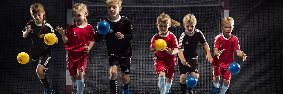 Barn trener med håndballer innendørs – godt vedlikehold gir lengre levetid og bedre grep