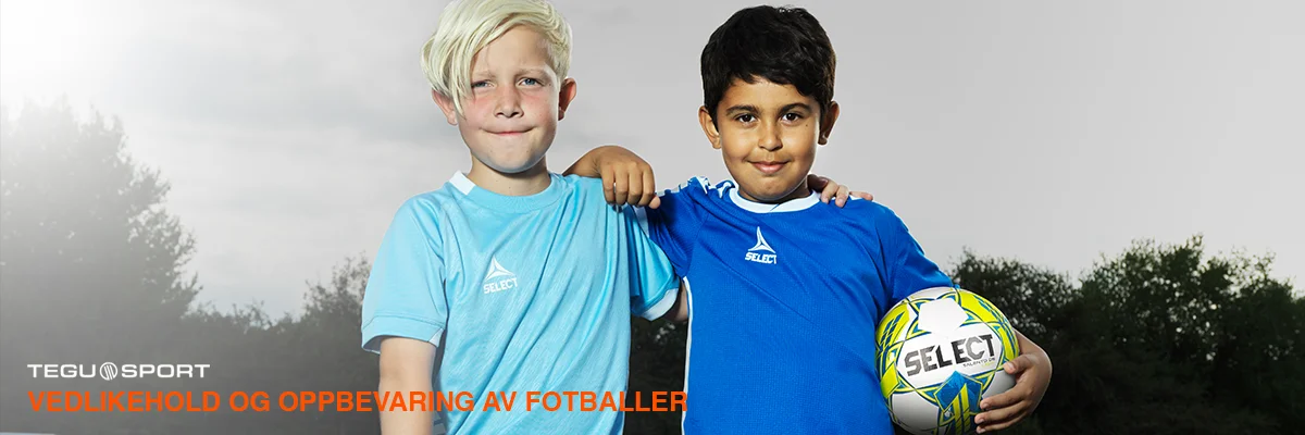 To barn i Select-drakt holder en fotball. Illustrerer trygg bruk, eierskap og ansvar for utstyr.